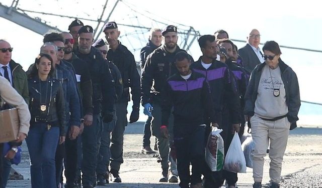 Me qese të duar dhe nën masa të rrepta sigurie, 8 emigrantët nga Afrika mbërrijnë në Shqipëri