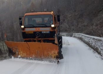 Dëbora/ ARRSH thirrje shoferëve: Bëni kujdes, pajisuni me goma dimërore dhe zinxhir