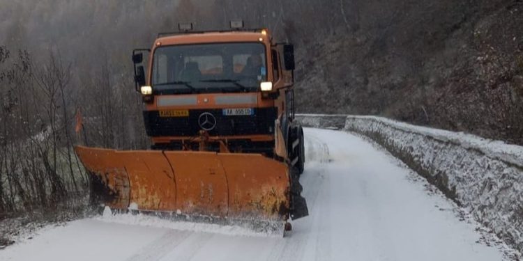 Dëbora/ ARRSH thirrje shoferëve: Bëni kujdes, pajisuni me goma dimërore dhe zinxhir