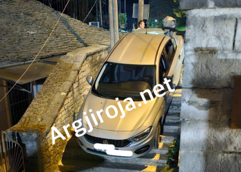 Aksidenti i pazakontë i turistit kinez në Gjirokastër, ngatërron rrugën e parkingut, makina përfundon nëpër shkallë (FOTO)