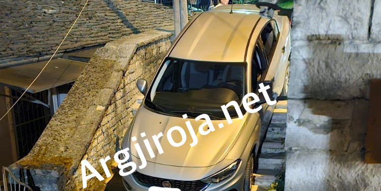Aksidenti i pazakontë i turistit kinez në Gjirokastër, ngatërron rrugën e parkingut, makina përfundon nëpër shkallë (FOTO)