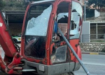 Sarandë, goditet me leva hekuri një mjet pune në rrugët e qytetit
