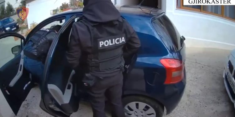 Trafik droge dhe klandestinësh, goditet një grup kriminal në Gjirokastër, 4 të arrestuar