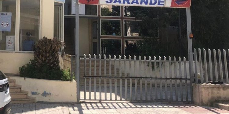Sarandë/Policia procedon një 17-vjeçar, ja çfarë iu gjet gjatë kontrollit