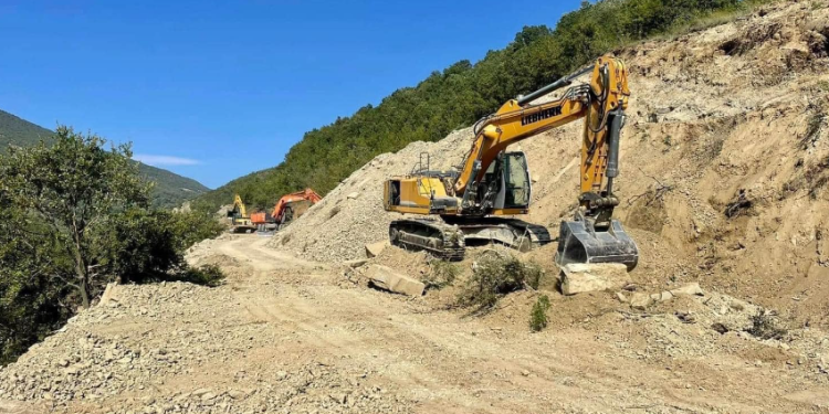 Memaliaj, gjenden mbetje kockore gjatë punimeve në rrugën Ballaban-Berat