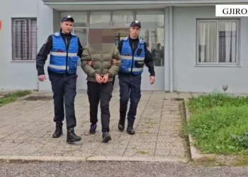 Shpërndanin drogë në Gjirokastër, dy të rinj të arrestuar (VIDEO)