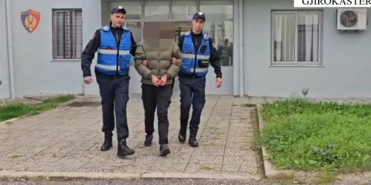 Shpërndanin drogë në Gjirokastër, dy të rinj të arrestuar (VIDEO)