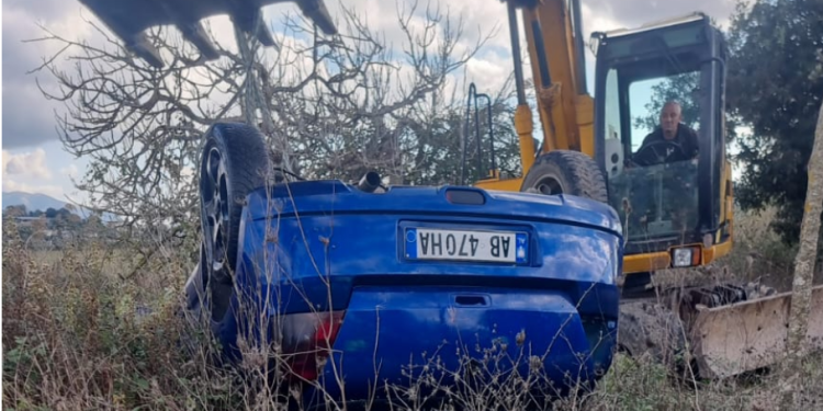 E rëndë në Konispol/ I riu gjendet i vdekur brenda një makine në kanal (Emri)