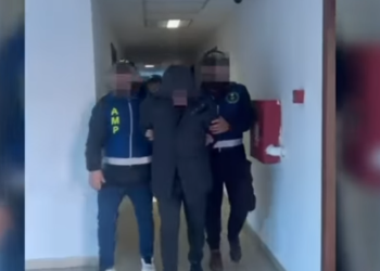 AMP arreston shefin e krimeve në Gjirokastër dhe 4 punonjës të tjerë policie (VIDEO)