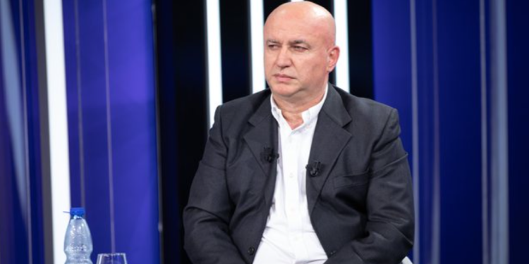 Mero Baze: Jugu është dramë, blegtoria është shkatërruar. Lejet e ndërtimit në fshat njësoj sikur të merrte leje Çet Kastrati në Tiranë