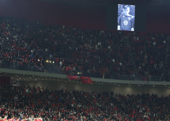 21 mijë tifozë në “Air Albania” nderojnë ëngjëllin Martin Cani (FOTO)