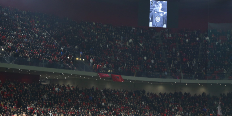 21 mijë tifozë në “Air Albania” nderojnë ëngjëllin Martin Cani (FOTO)