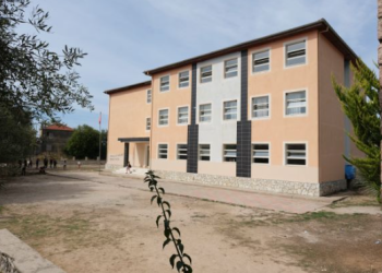 Himarë, sherr me thika brenda shkollës, denoncon prindi: Mësuesit dhe policia nuk morën asnjë masë