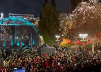 28 Nëntori festohet në Athinë, shqiptarët ia marrin valles në sheshin para parlamentit