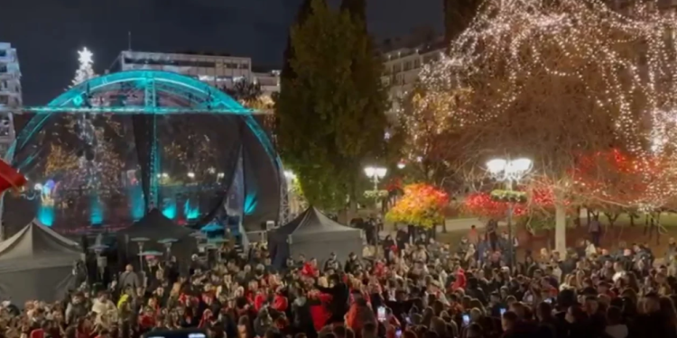 28 Nëntori festohet në Athinë, shqiptarët ia marrin valles në sheshin para parlamentit