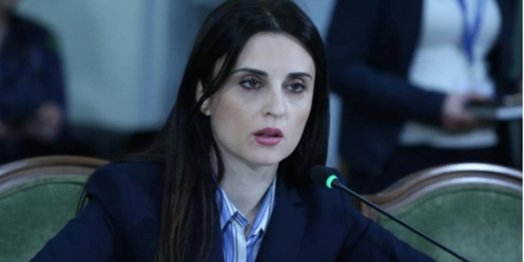 Kryebashkiakja e Durrësit e bëri rrogën e saj 2.9 milionë lekë. Shoferët e sanitarët asnjë rritje