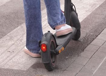 Lëvizte me monopatinë, makina përplas 15-vjeçarin në Sarandë