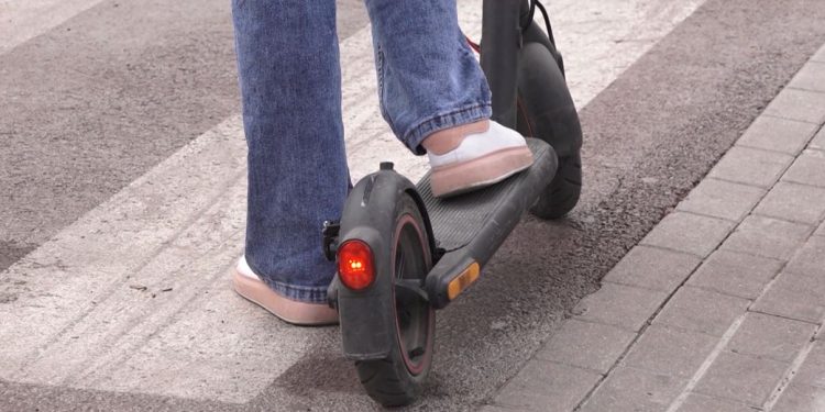 Lëvizte me monopatinë, makina përplas 15-vjeçarin në Sarandë