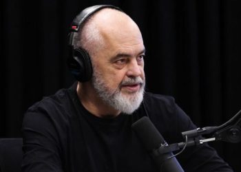 Rama në episodin e radhës të “Flasim”: Diferencat në paga shumë të vogla krahasuar me Athinën, nëse peshon kostot e jetesës, në Shqipëri ka më shumë punë e mundësi