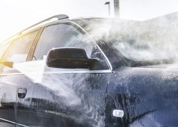 Media greke: Shtohen lavazhet me pronarë shqiptarë, përdoren si qendra të pastrimit të parave të mafies