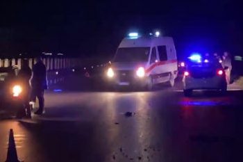 E rëndë/Gjendet anash rrugës e aksidentuar, ndërron jetë në spital një grua