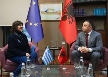 Flukset e udhëtarëve në kufi, Ervin Hoxha i kërkon ambasadores greke të shtojnë sportelet