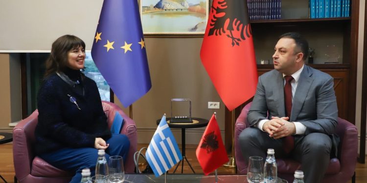 Flukset e udhëtarëve në kufi, Ervin Hoxha i kërkon ambasadores greke të shtojnë sportelet