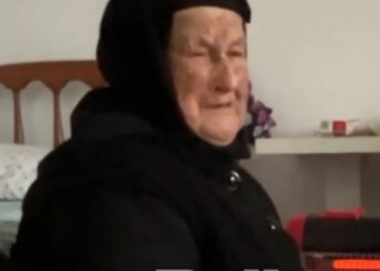 Plagosja e nxënësit në shkollë, gjyshja e autorit në lot: Nipin e kam me probleme, i morën telefonin dhe e goditën 6 vetë