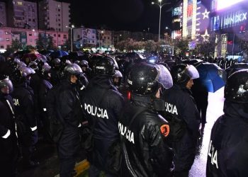 Protesta e opozitës, Tirana 3 orë e bllokuar (FOTO)