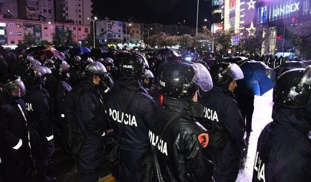 Protesta e opozitës, Tirana 3 orë e bllokuar (FOTO)