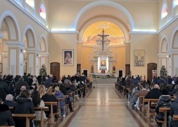 Kleri katolik dhe ortodoks uron besimtarët në prag të Krishtlindjeve