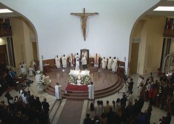 Kremtohet Krishtlindja, besimtarët e krishterë ndjekin meshën e shenjtë