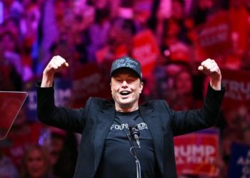 Elon Musk bëhet personi i parë në botë që tejkalon 400 miliardë dollarë pasuri