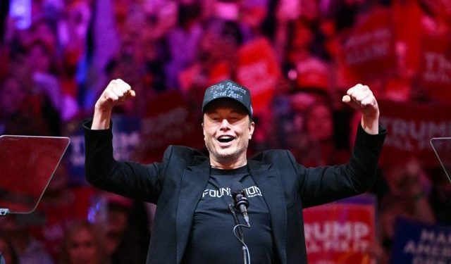 Elon Musk bëhet personi i parë në botë që tejkalon 400 miliardë dollarë pasuri