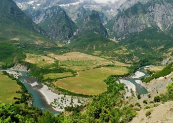 BBC: Udhëtimi 200 km me kajak përgjatë Vjosës, një prej lumenjve të egër dhe të fundit të Evropës