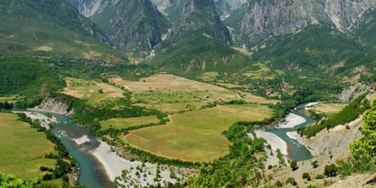 BBC: Udhëtimi 200 km me kajak përgjatë Vjosës, një prej lumenjve të egër dhe të fundit të Evropës