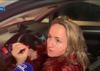 “Hapni rrugën, kam fëmijën e sëmurë”, qytetarja përplaset me protestuesit e Berishës (VIDEO)