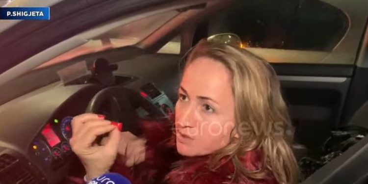 “Hapni rrugën, kam fëmijën e sëmurë”, qytetarja përplaset me protestuesit e Berishës (VIDEO)