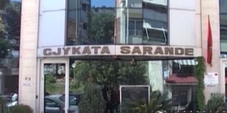 Sarandë/Goditi me sëpatë burrin, Gjykata vendos shtrimin e përkohshëm në një spital psikiatrik për 48-vjeçaren