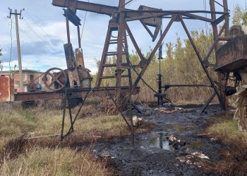 Nafta derdhet lumë në Kuçovë, por institucionet bëjnë një sy qorr