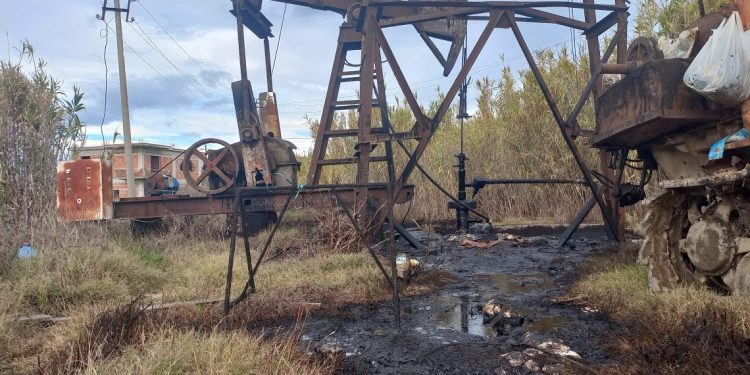 Nafta derdhet lumë në Kuçovë, por institucionet bëjnë një sy qorr