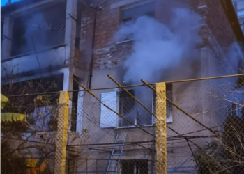 Sarandë, merr flakë banesa e gruas së moshuar