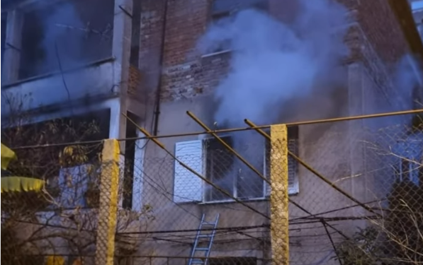 Sarandë, merr flakë banesa e gruas së moshuar