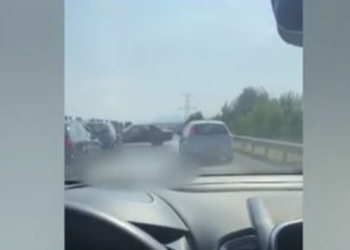 VIDEO/ “Çmendet” shoferi, automjeti hyn kundravajtje në Levan-Vlorë dhe …