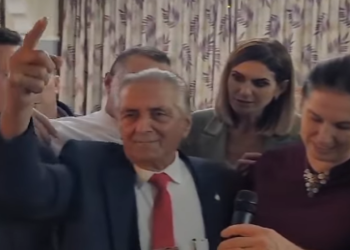 Goliku i Bënçës feston me socialistët në Tepelenë e Memaliaj, këngë polifonike për Europën (VIDEO)