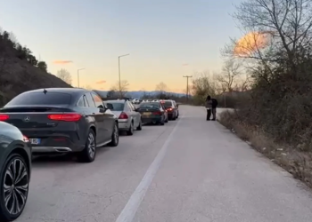 Po vijnë emigrantët, radhë pritje në Kakavijë