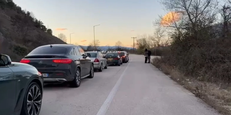 Po vijnë emigrantët, radhë pritje në Kakavijë