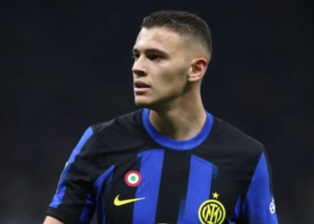 E bujshme nga Italia, Interi ofron Asllanin te rivalët