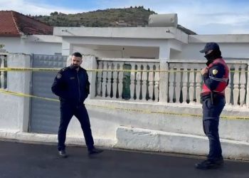 E rëndë në Sarandë, gruaja vret burrin me sëpatë në gjumë