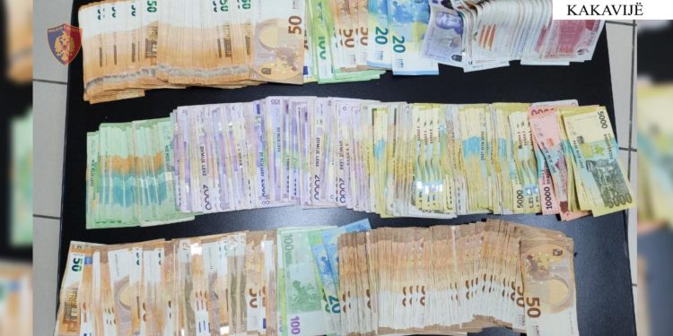 Tentoi të kalonte në Kakavijë me mbi 16 mijë euro të padeklaruara, ndalohet 47-vjeçari